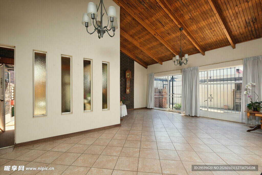 宽敞明亮的室内走廊空间