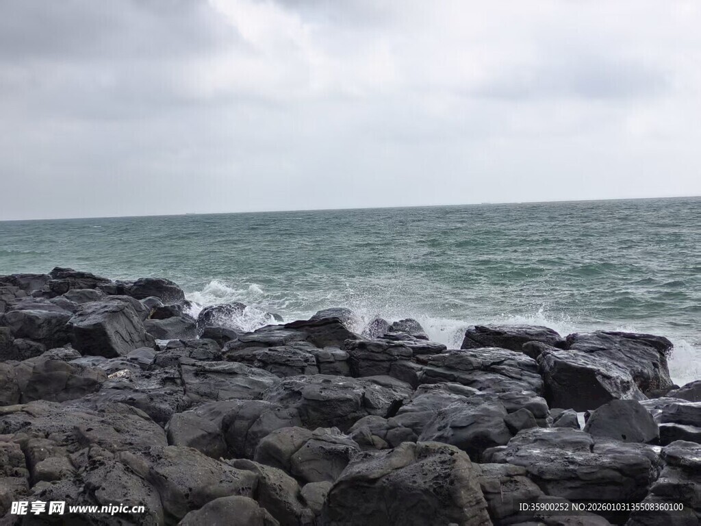 海边礁石与翻涌海浪