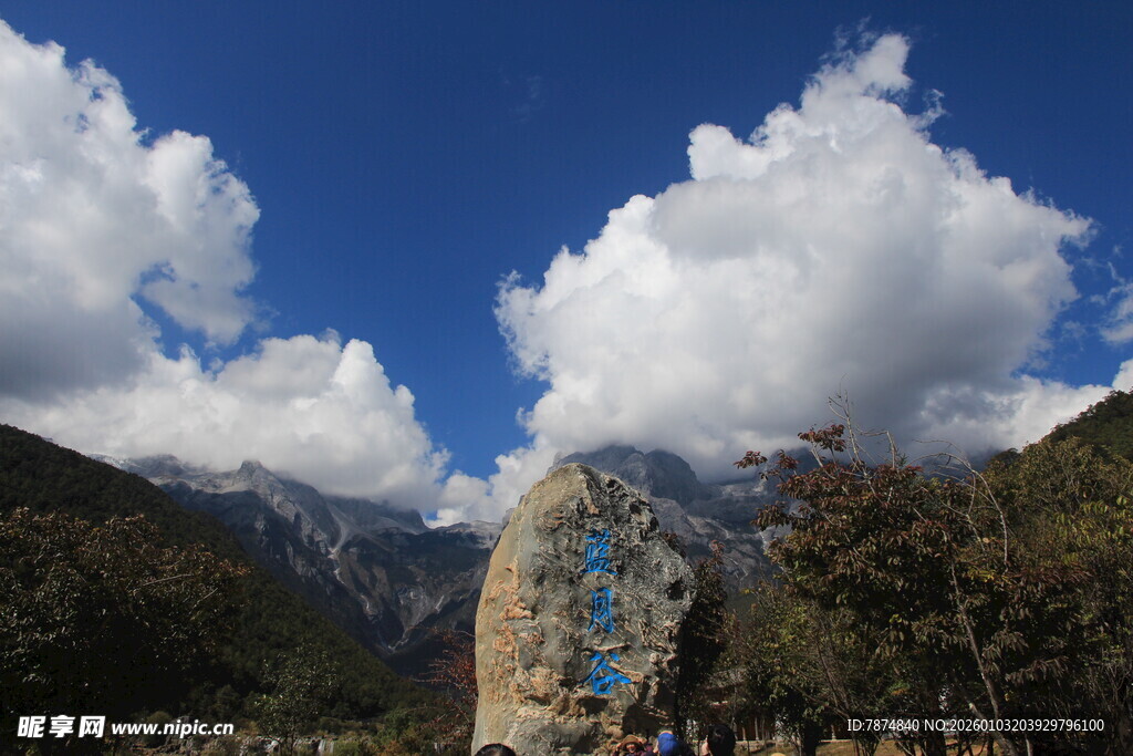 山间经幡伴蓝天白云