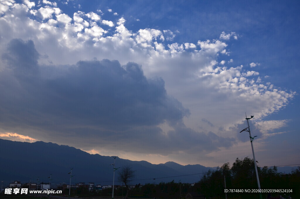 山间暮色中的壮丽云层