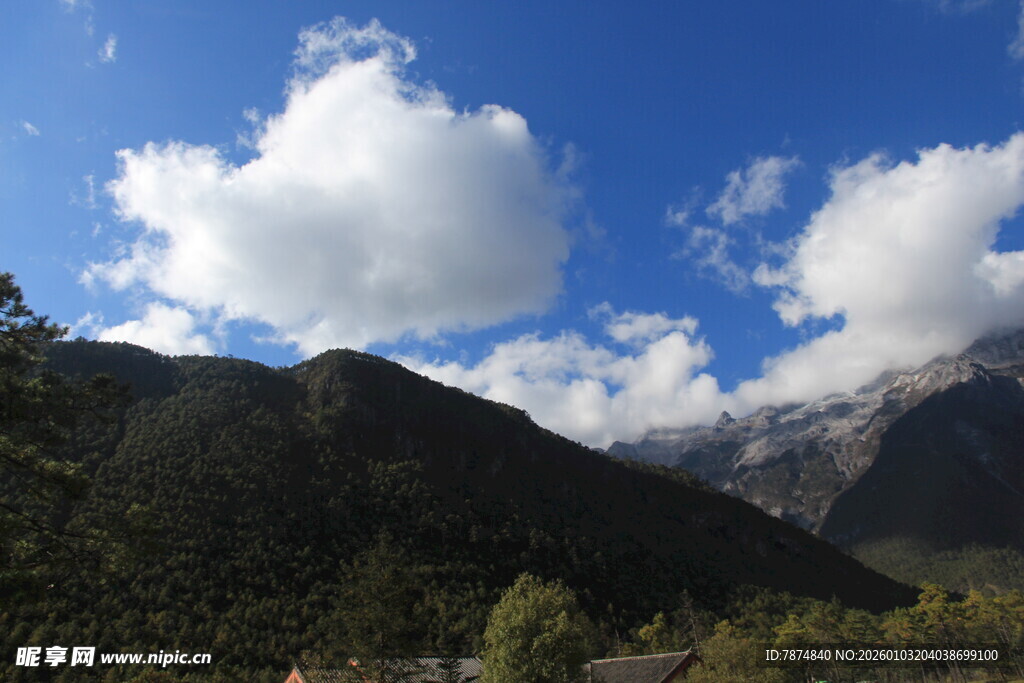 蓝天白云下的秀丽山峦