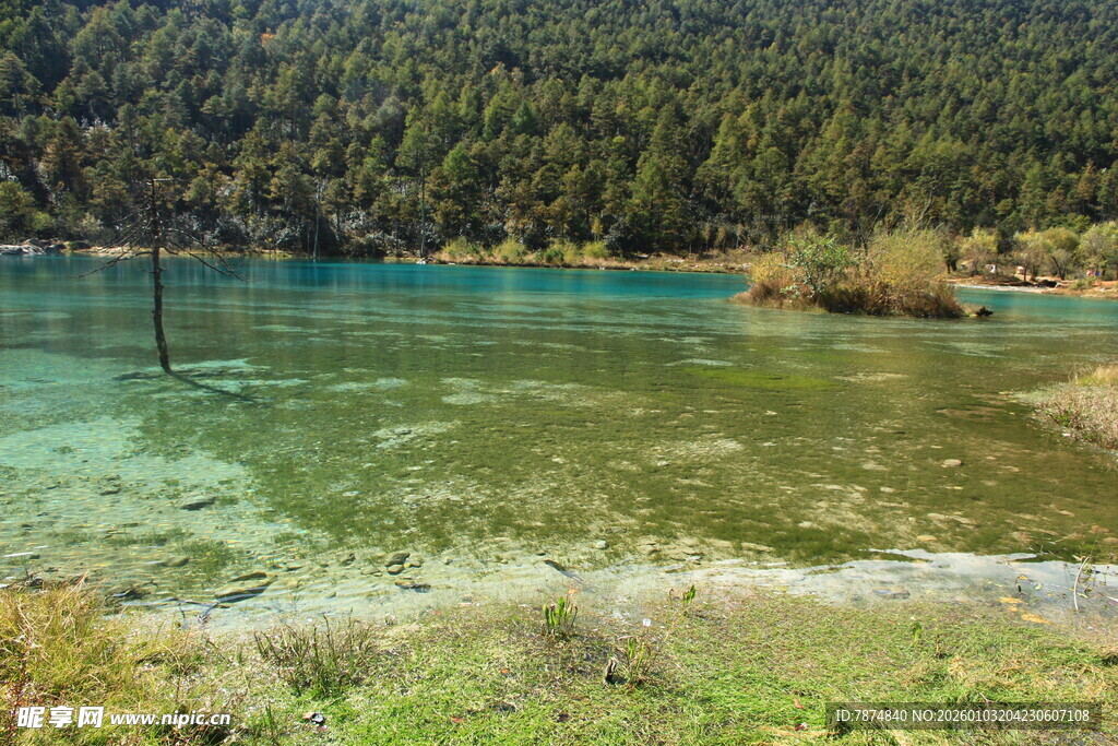 清澈碧绿的山间湖景