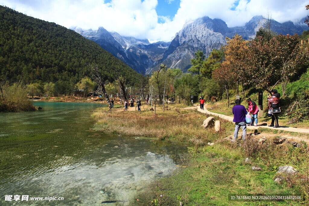 山间小径的徒步美景
