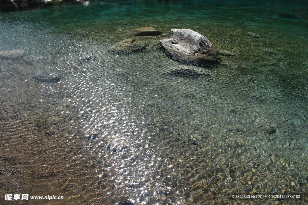 清澈水底的石块与光影
