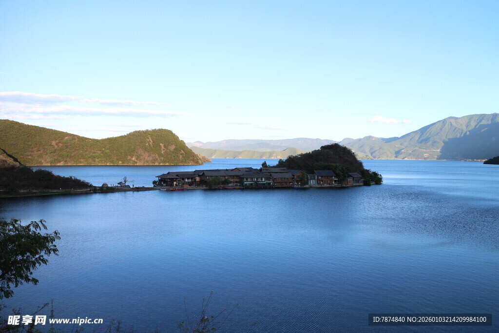 宁静湖面与远处山峦景色