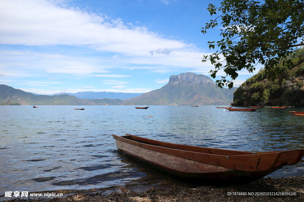 湖畔孤舟 静谧山水风光