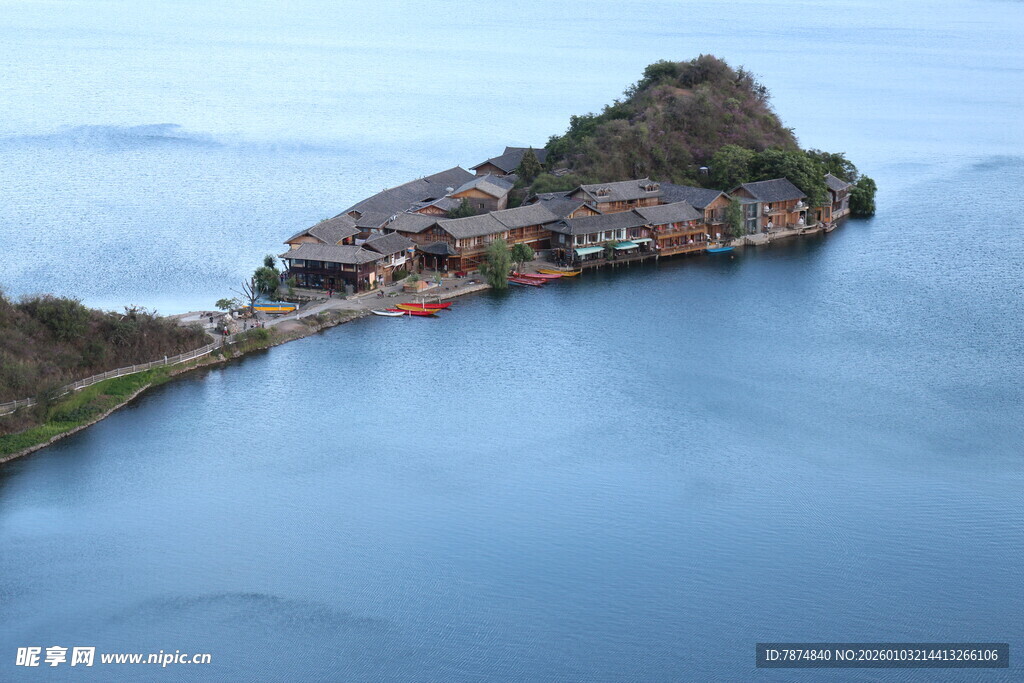 湖中小岛村落美景