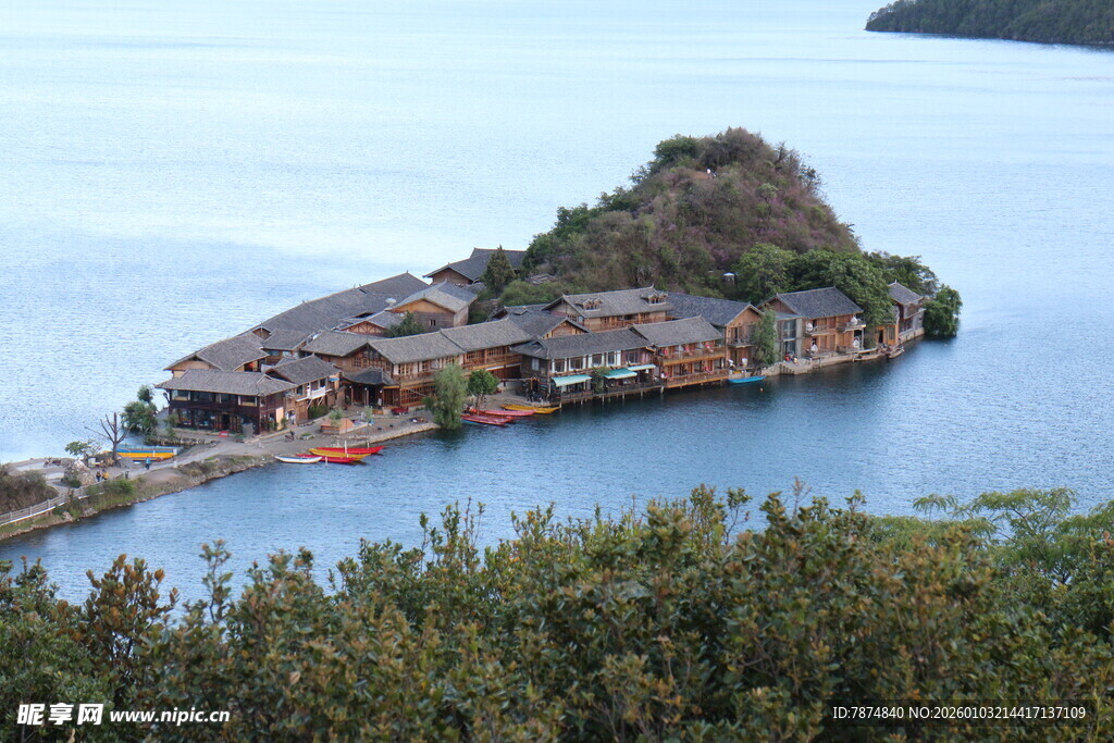 湖畔小岛村落风光