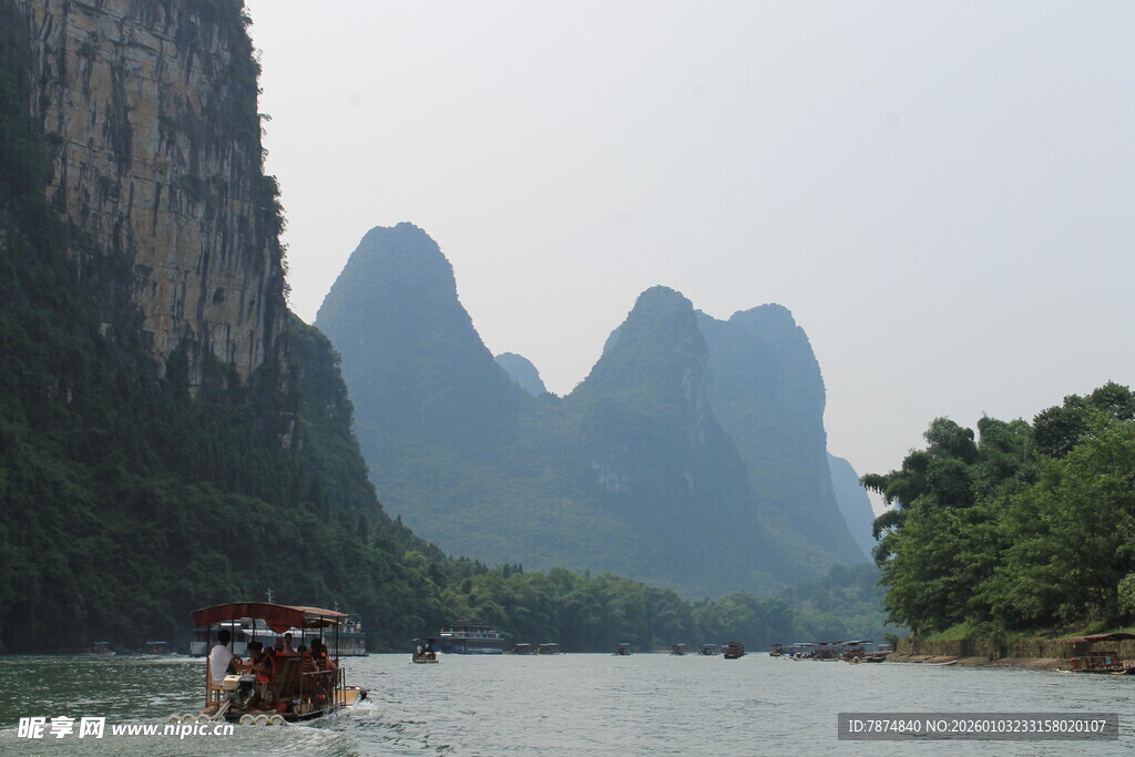 漓江山水间的游船风景