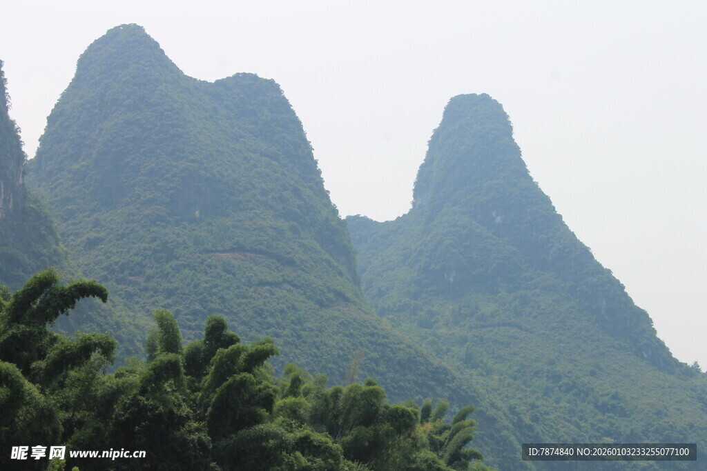 秀丽山峰与葱郁植被