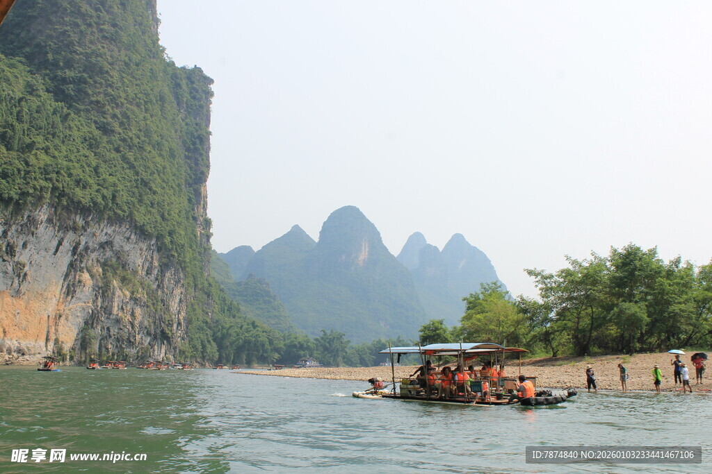 漓江山水间的竹筏游览