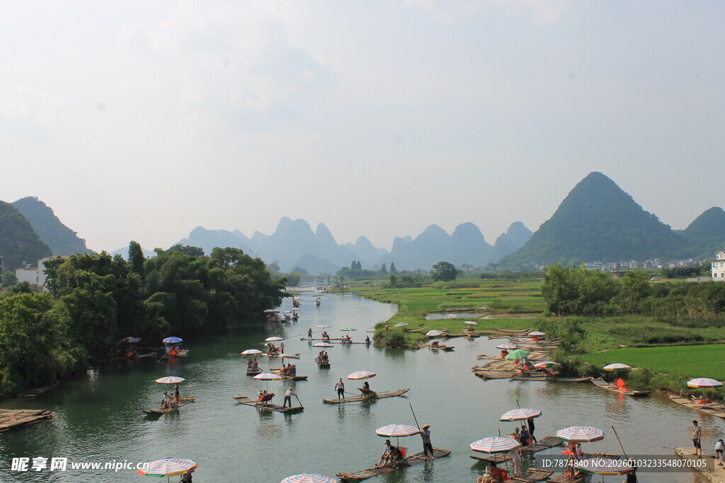漓江山水间的游船景色