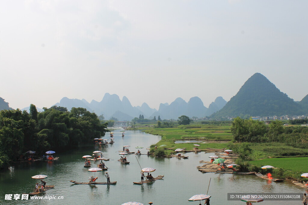漓江山水间的悠然泛舟景