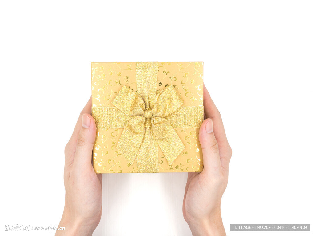 双手捧起的精美黄色礼盒