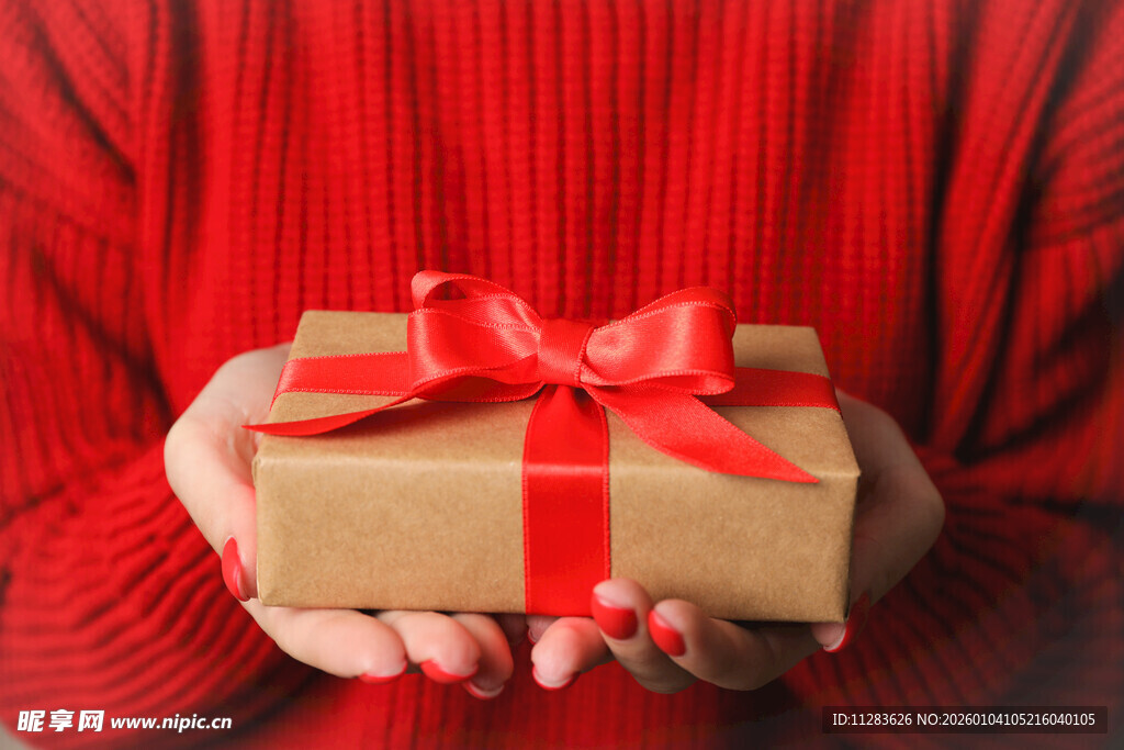 手持精美礼物的红衣人