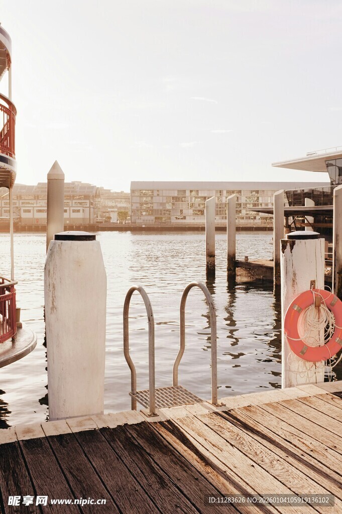 码头水边木质平台与设施