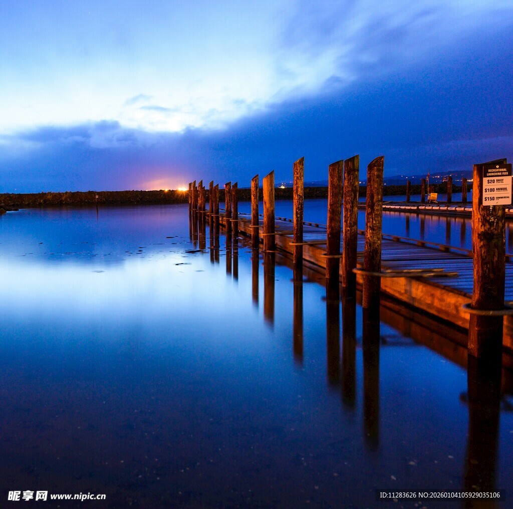 宁静湖畔的暮色栈桥