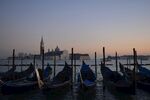 威尼斯黄昏下的贡多拉码头