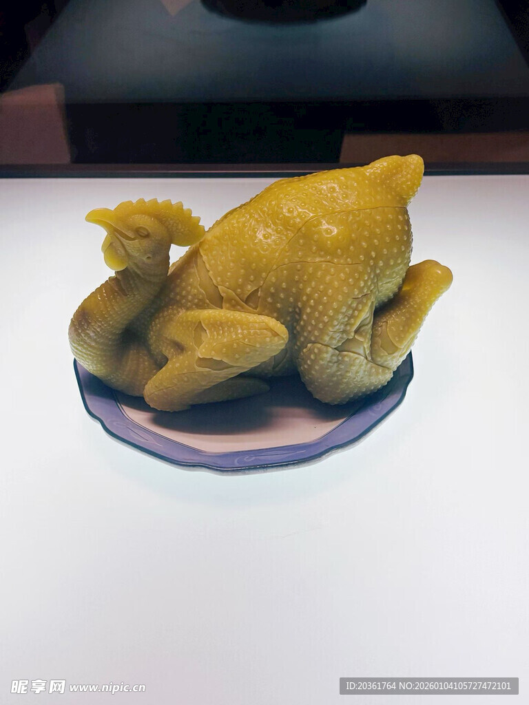 盘中黄澄澄的美味烤鸡