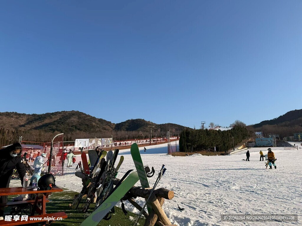 冬日雪地游玩场景