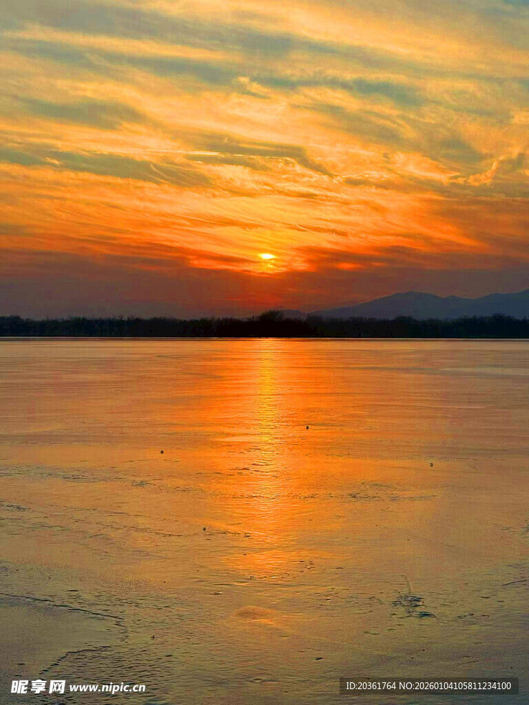 夕阳下波光粼粼的水面