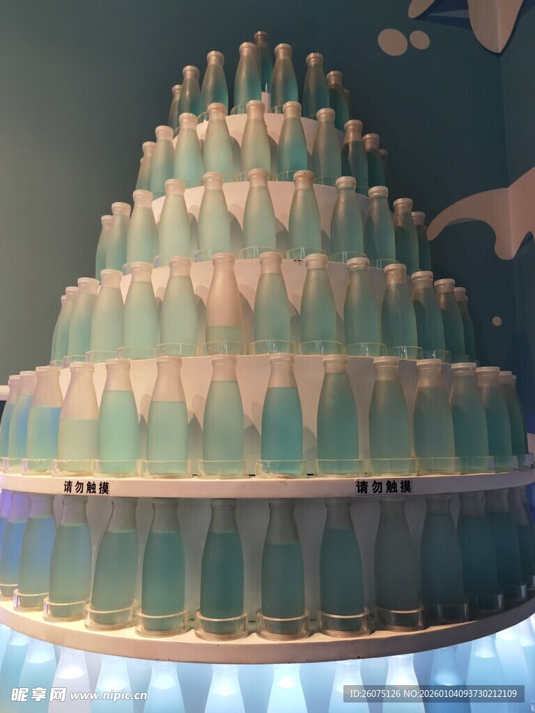 多层蓝白渐变瓶堆叠造型