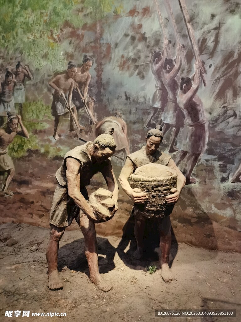 博物馆内古代劳作场景雕塑