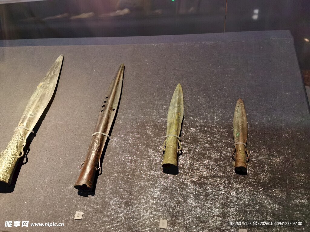 博物馆内古代青铜兵器展示