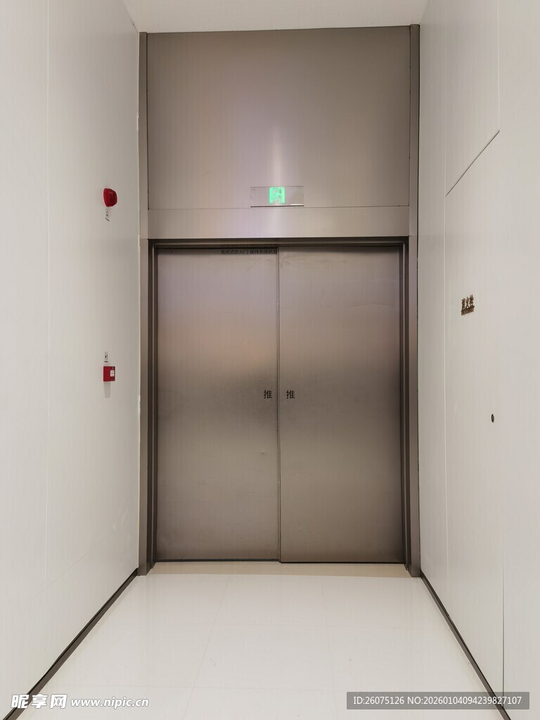 现代简约风格的电梯间