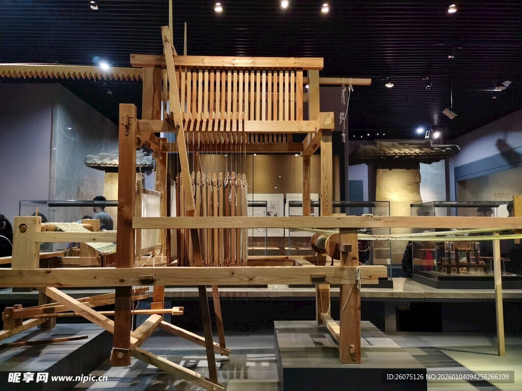 古代木质织布机模型展示