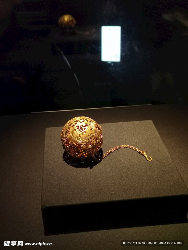 博物馆内精美古物金镶宝石球形器