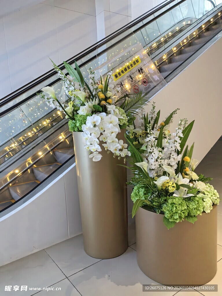 自动扶梯旁的精美仿真花卉装饰
