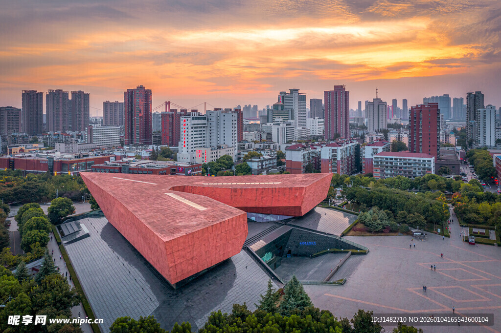 城市中独特造型的红色建筑