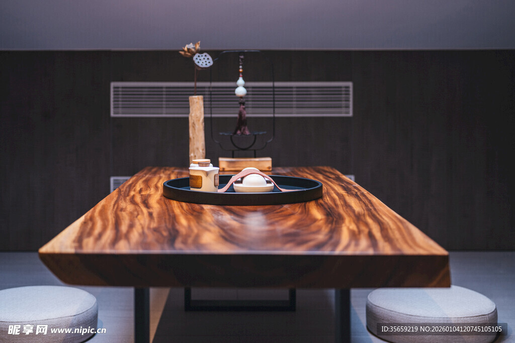 简约实木餐桌搭配精致茶具