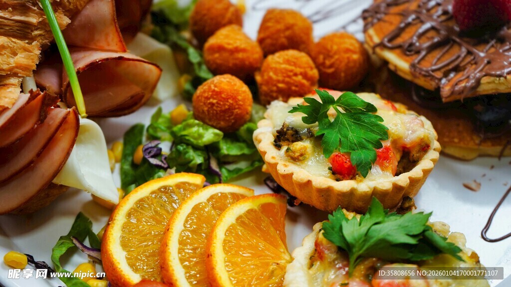 丰盛多彩的美味拼盘