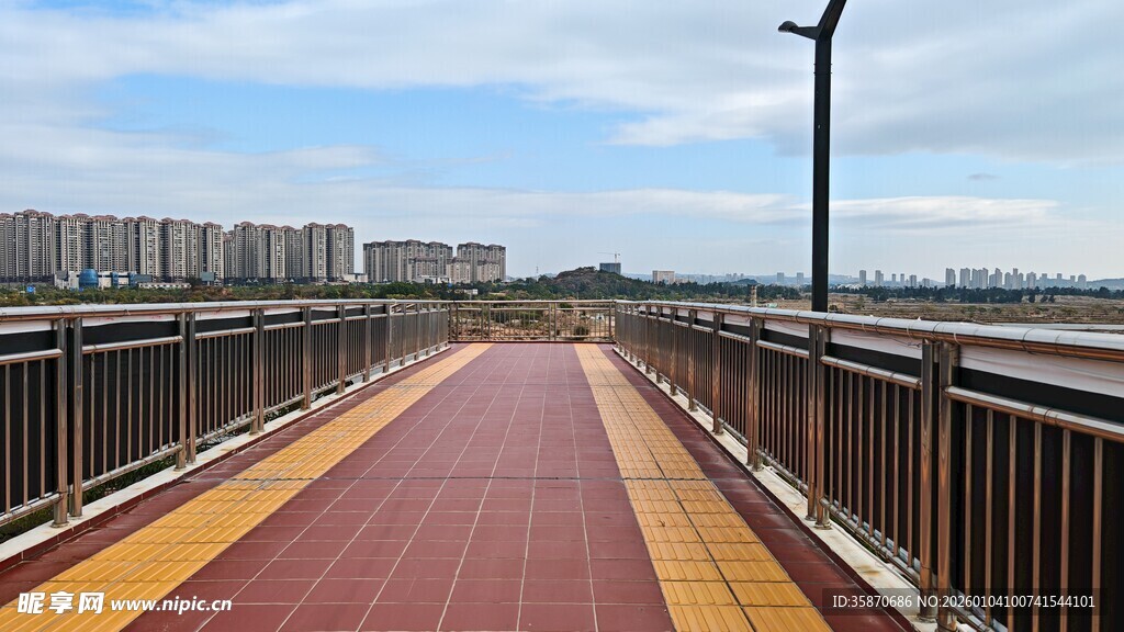 河畔彩色步道风景