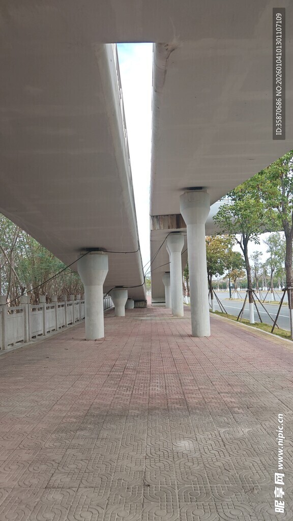 现代长廊下的红砖步道