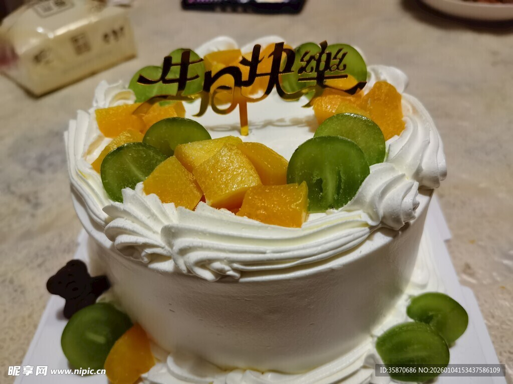 水果装饰的美味生日蛋糕