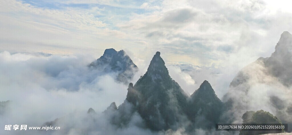 云雾缭绕的壮丽山峰天门山