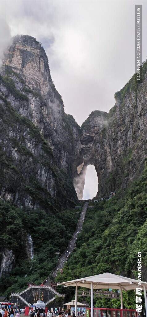 壮观山间景色天门山