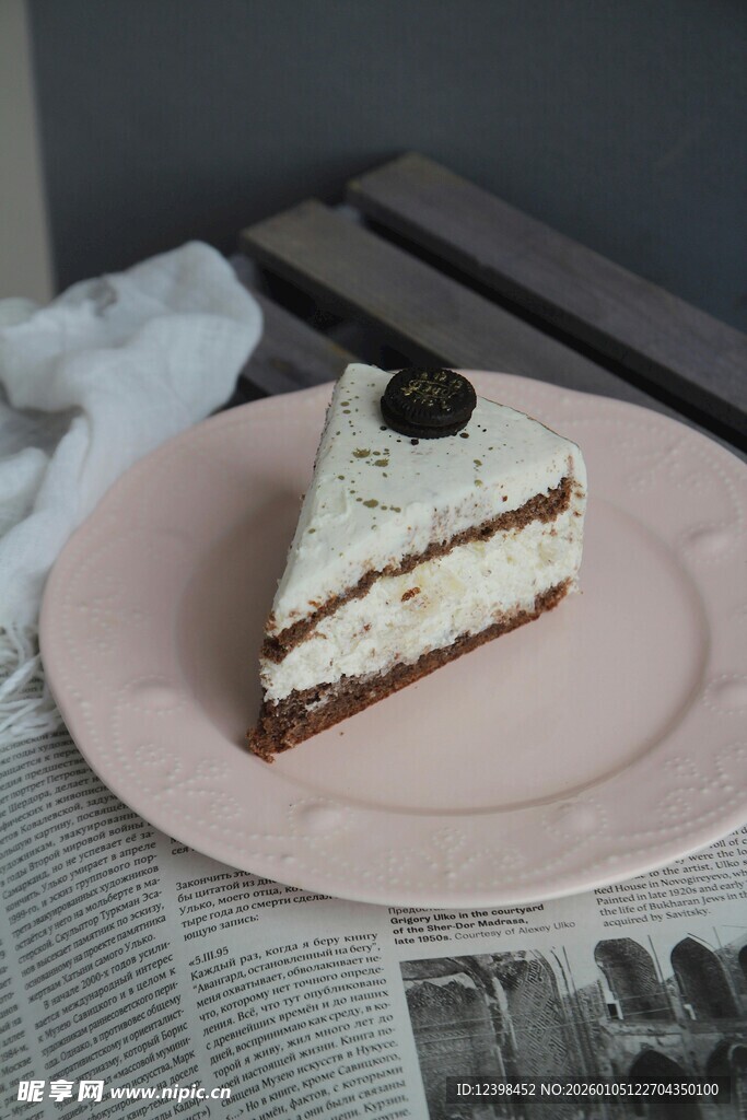 粉色盘上的美味奶油蛋糕