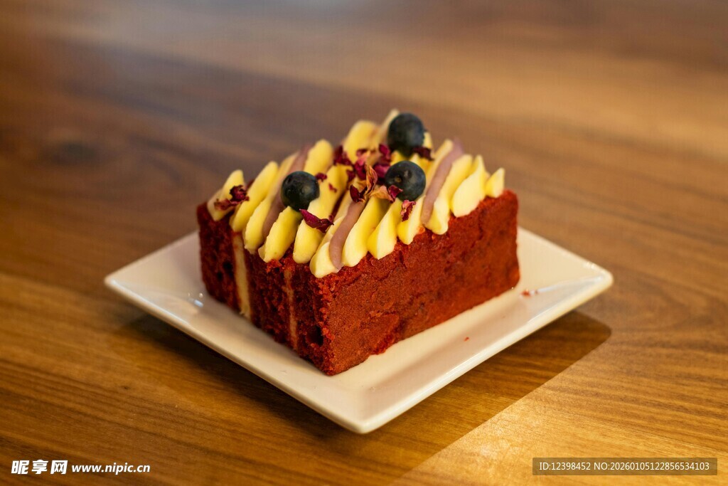 美味红丝绒水果装饰蛋糕