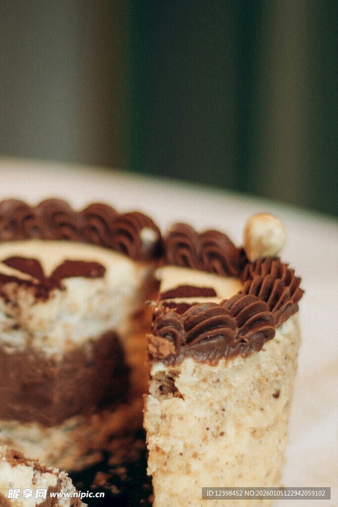 美味巧克力装饰多层蛋糕
