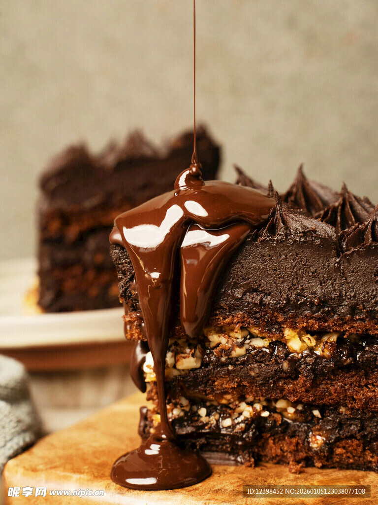 美味巧克力淋面多层蛋糕