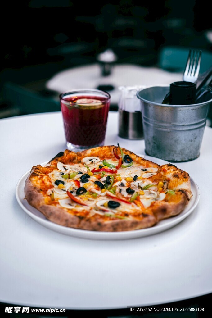 美味披萨搭配饮品