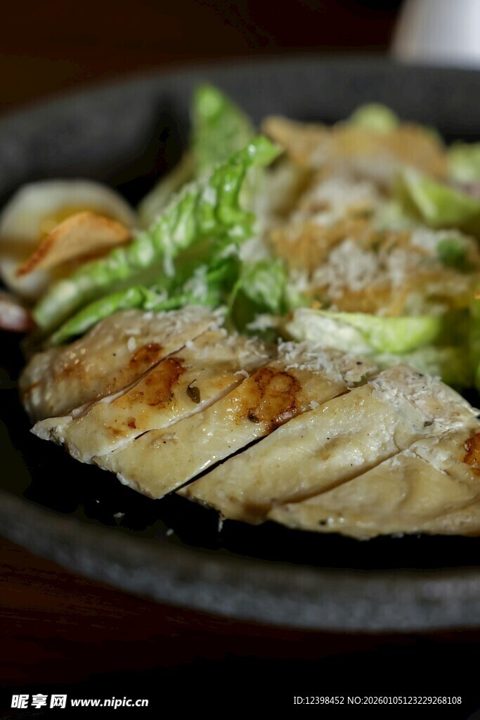 香煎鱼肉配新鲜蔬菜