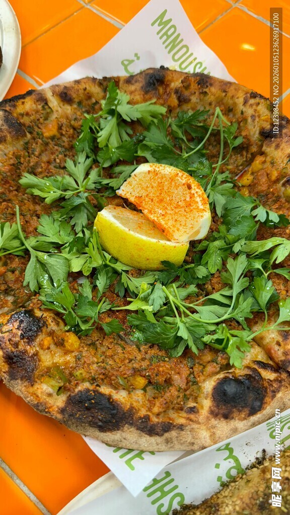 美味蔬菜披萨装饰柠檬片