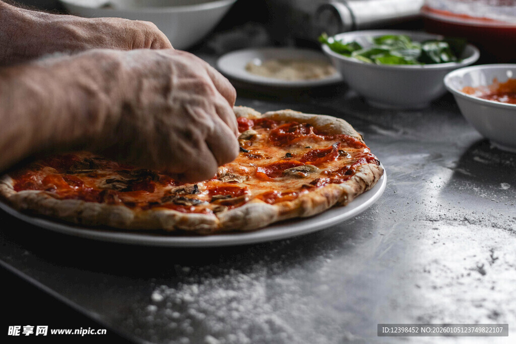 手工制作美味披萨