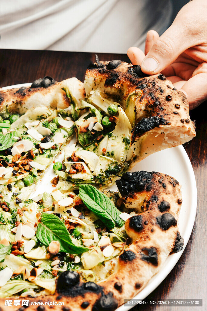 美味蔬菜披萨诱人瞬间