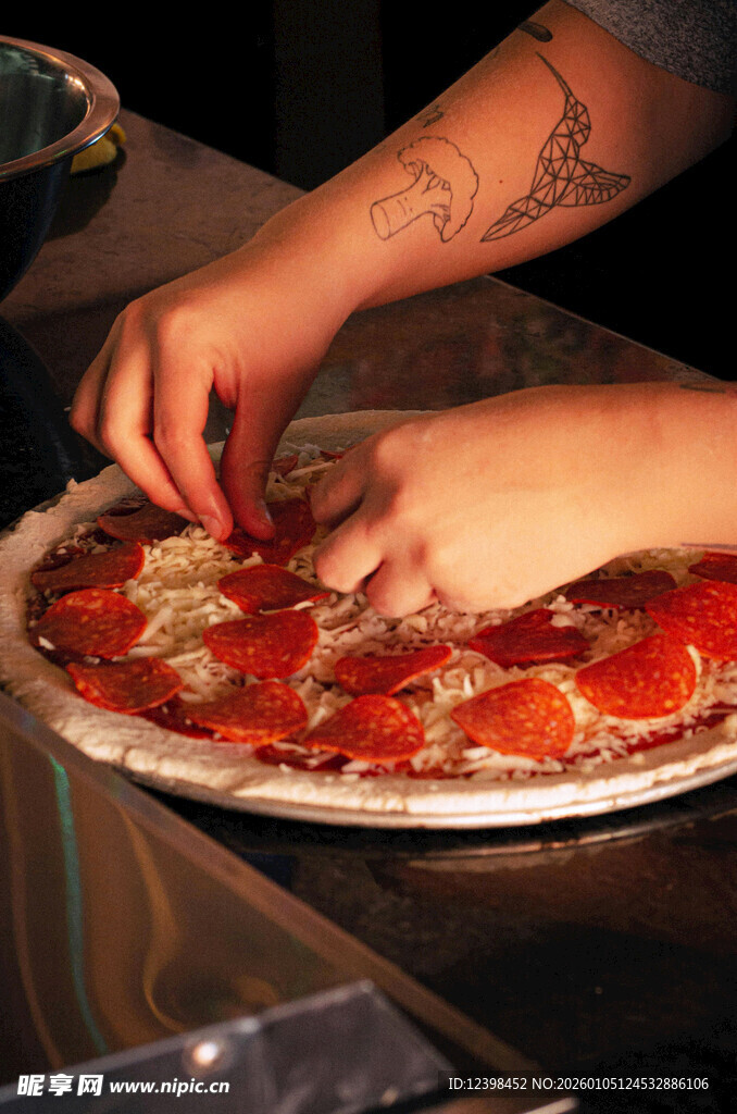 手工制作美味披萨瞬间